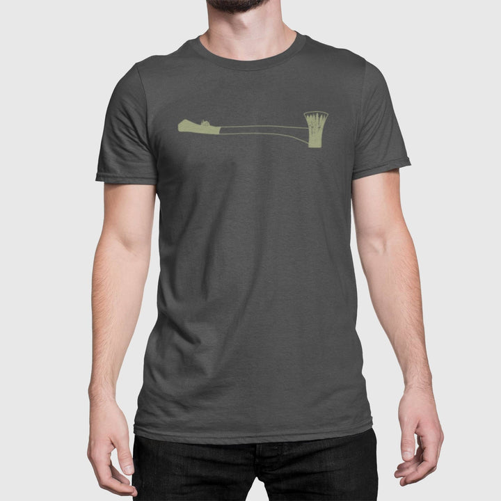 Homme portant un t-shirt charcoal avec un motif de hache avec une forêt par KM54
