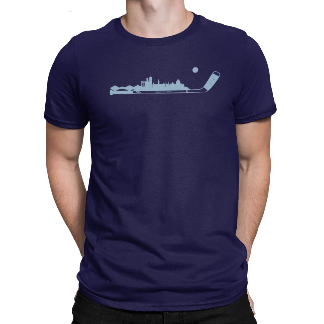 T-shirt bleu marine avec la ville de Québec sur un bâton de hockey par KM54