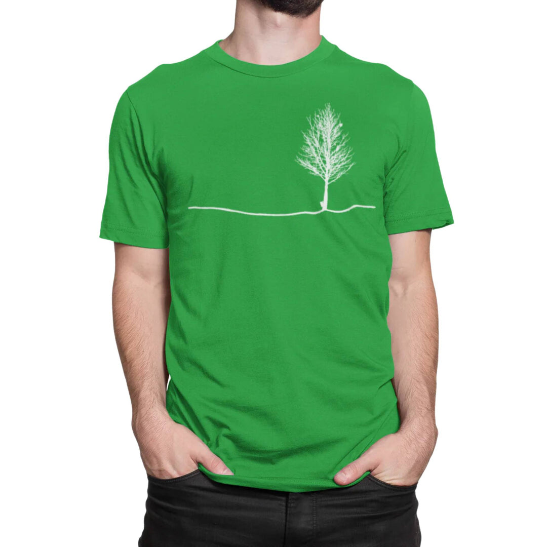 Homme portant un t-shirt KM54 vert pâle avec un motif d'arbre à sucre