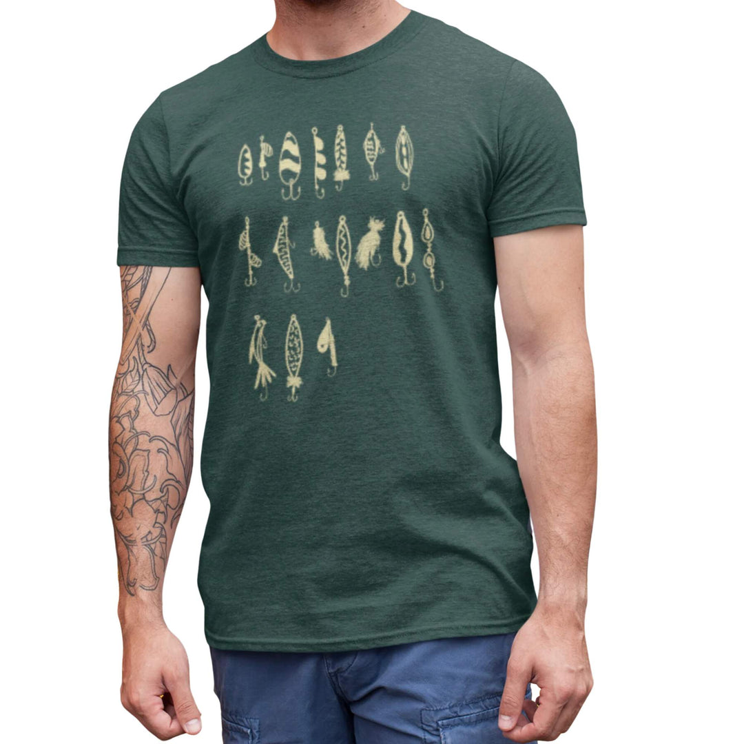 Homme portant un t-shirt KM54 vert foncé avec un design d'appâts de pêche