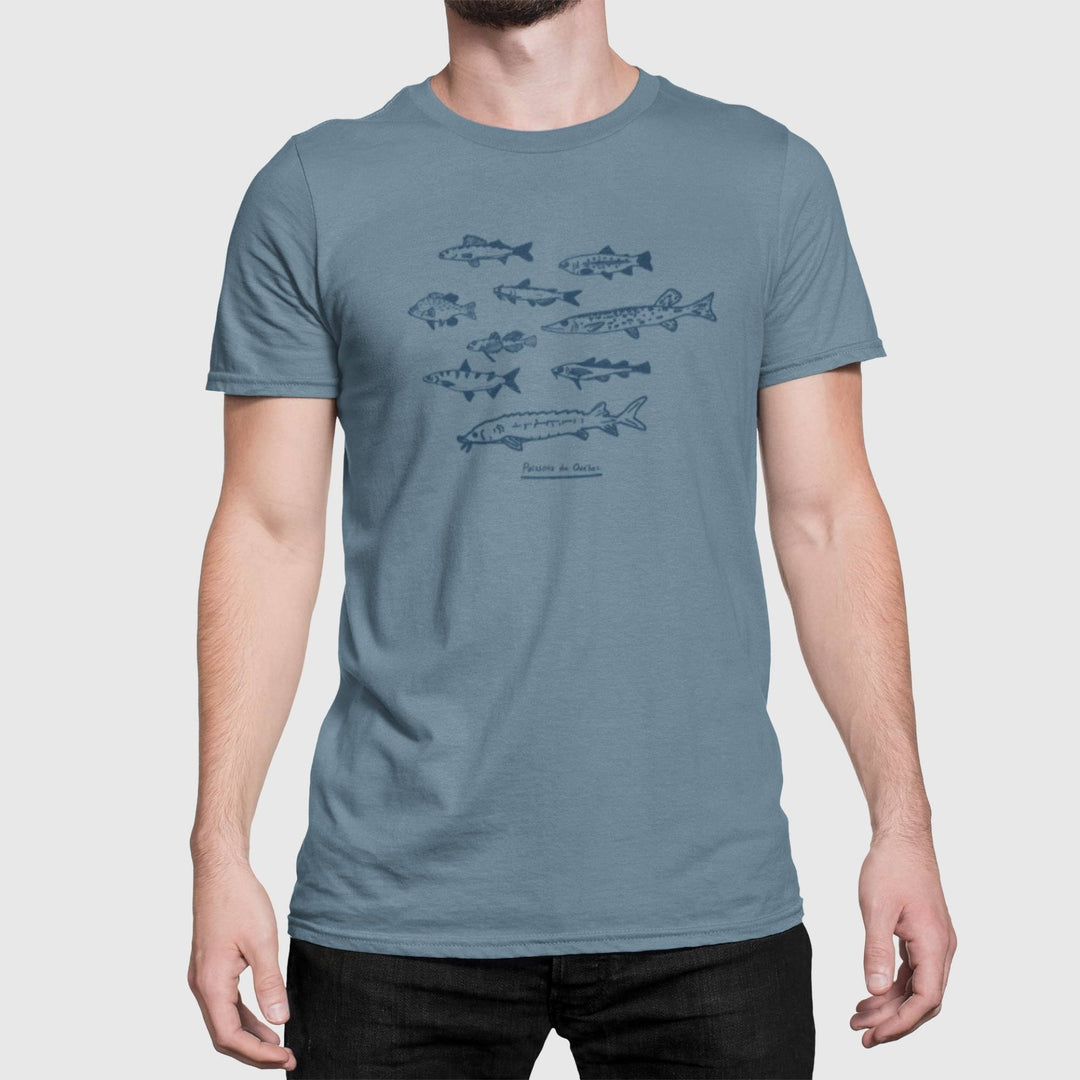 Homme portant un t-shirt bleu avec des poissons du Québec par KM54
