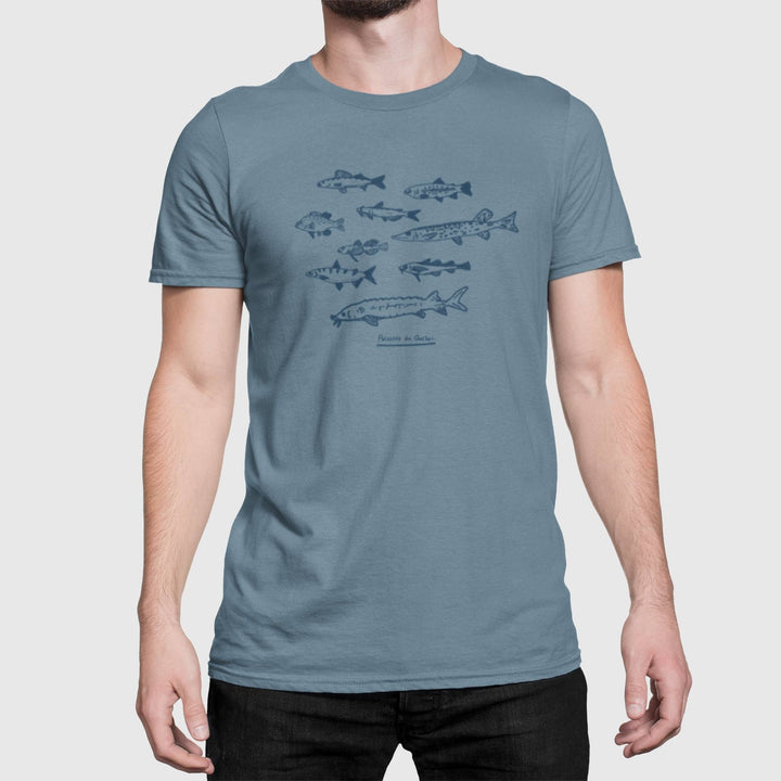 Homme portant un t-shirt bleu avec des poissons du Québec par KM54