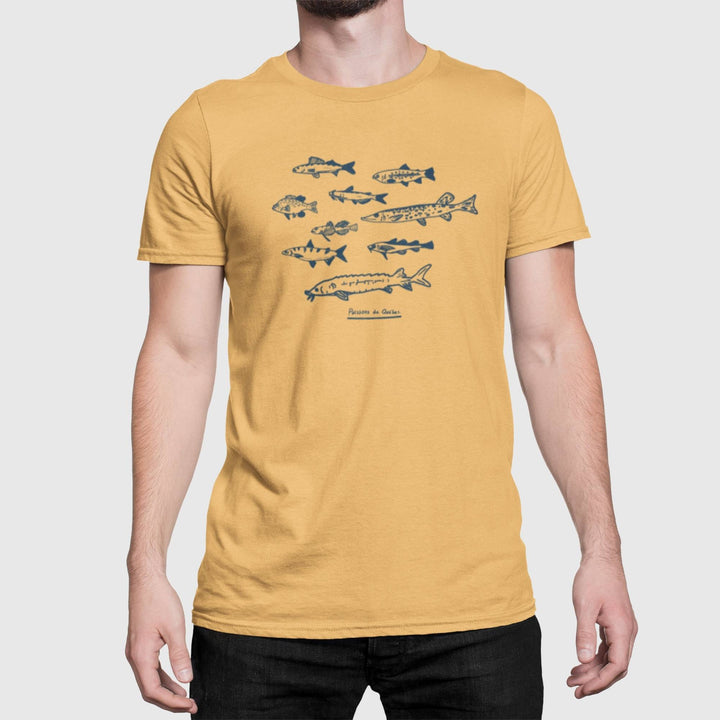 Homme portant un t-shirt jaune avec des poissons du Québec par KM54