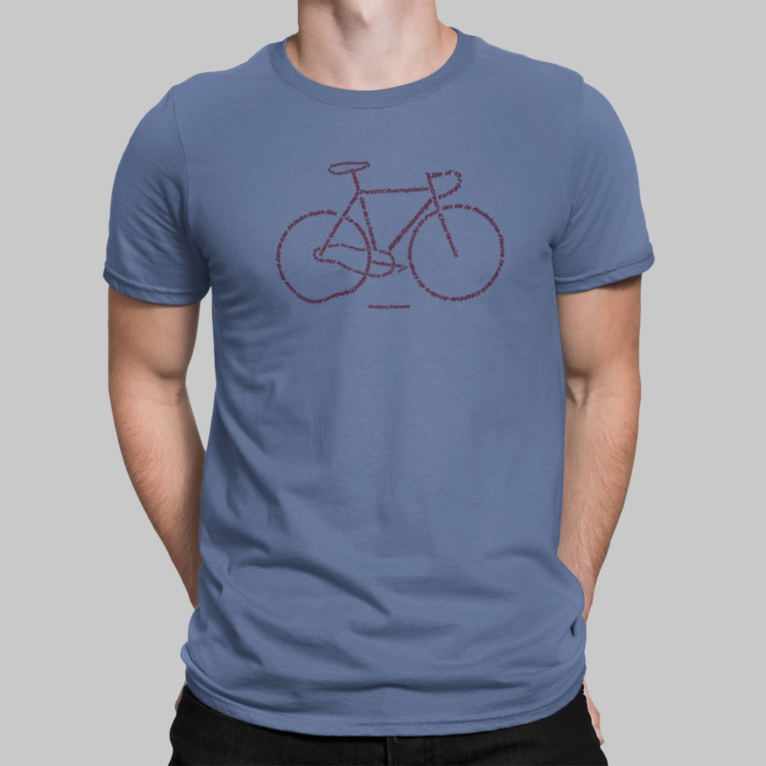 Homme portant un t-shirt bleu pâle avec un vélo fait des noms de places à Québec