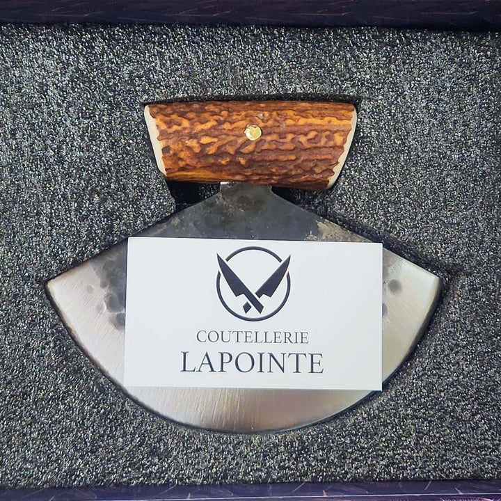 Ulu traditionnel avec un manche en corne de cerf par Lapointe kitchen knives dans sa boîte