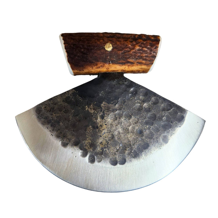 Ulu traditionnel avec un manche en corne de cerf par Lapointe kitchen knives vu de devant