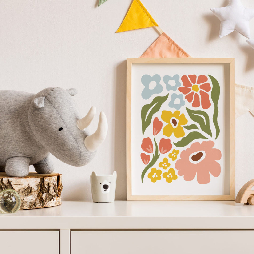 Affiche avec fleurs colorées par Mimosa Design dans un décor lifestyle de chambre d'enfant