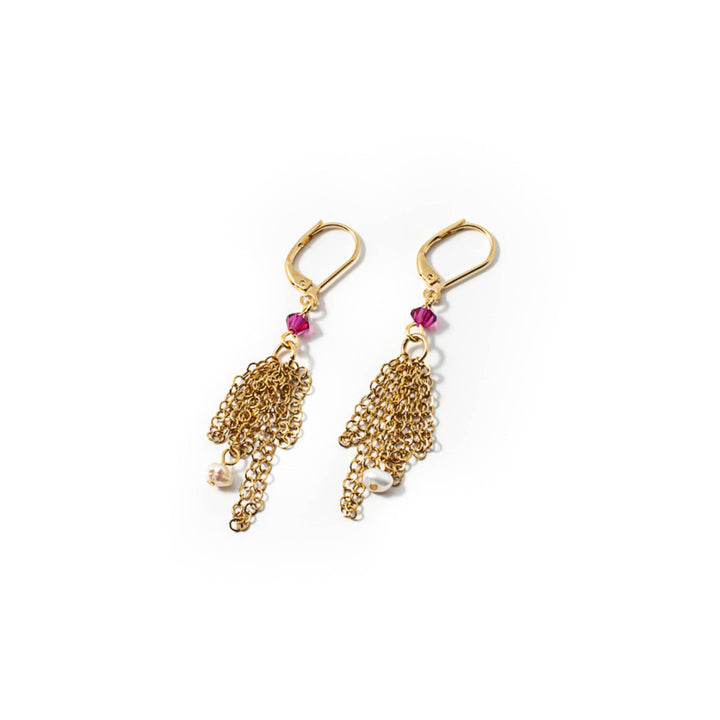 Boucles d'oreilles Dafio dorées par Anne-Marie Chagnon avec chaînes, perles et bille fushia