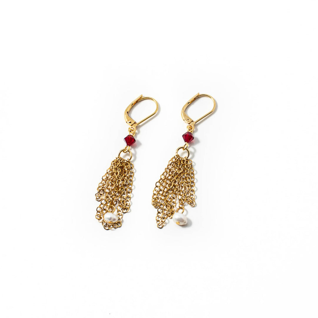 Boucles d'oreilles Dafio dorées par Anne-Marie Chagnon avec chaînes, perles et bille rouge