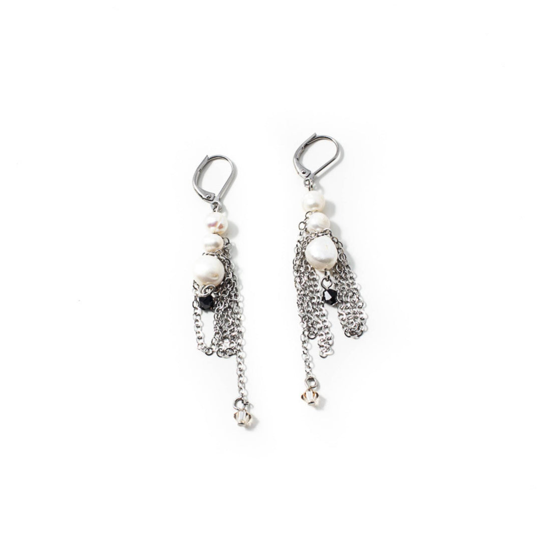 Boucles d'oreilles Palom par Anne-Marie Chagnon pendantes avec chaînes argentées et perles