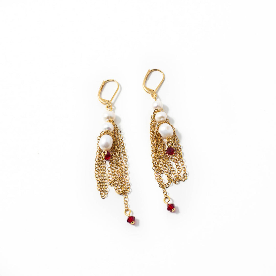 Boucles d'oreilles Palom par Anne-Marie Chagnon pendantes avec chaînes dorées. billes rouges et perles