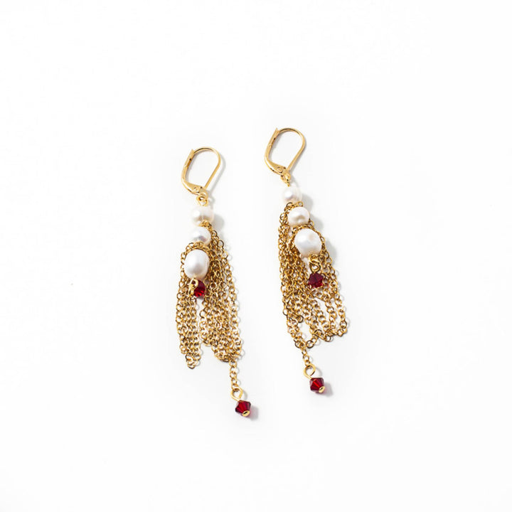Boucles d'oreilles Palom par Anne-Marie Chagnon pendantes avec chaînes dorées. billes rouges et perles