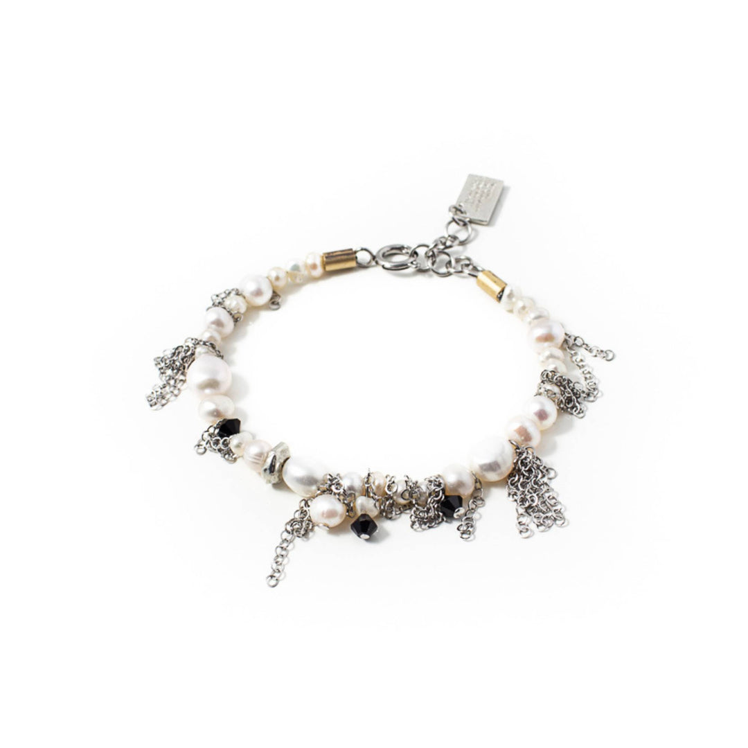 Bracelet Tiffa par Anne-Marie Chagnon argenté avec chaînes, perles , billes noires et morceaux dorés