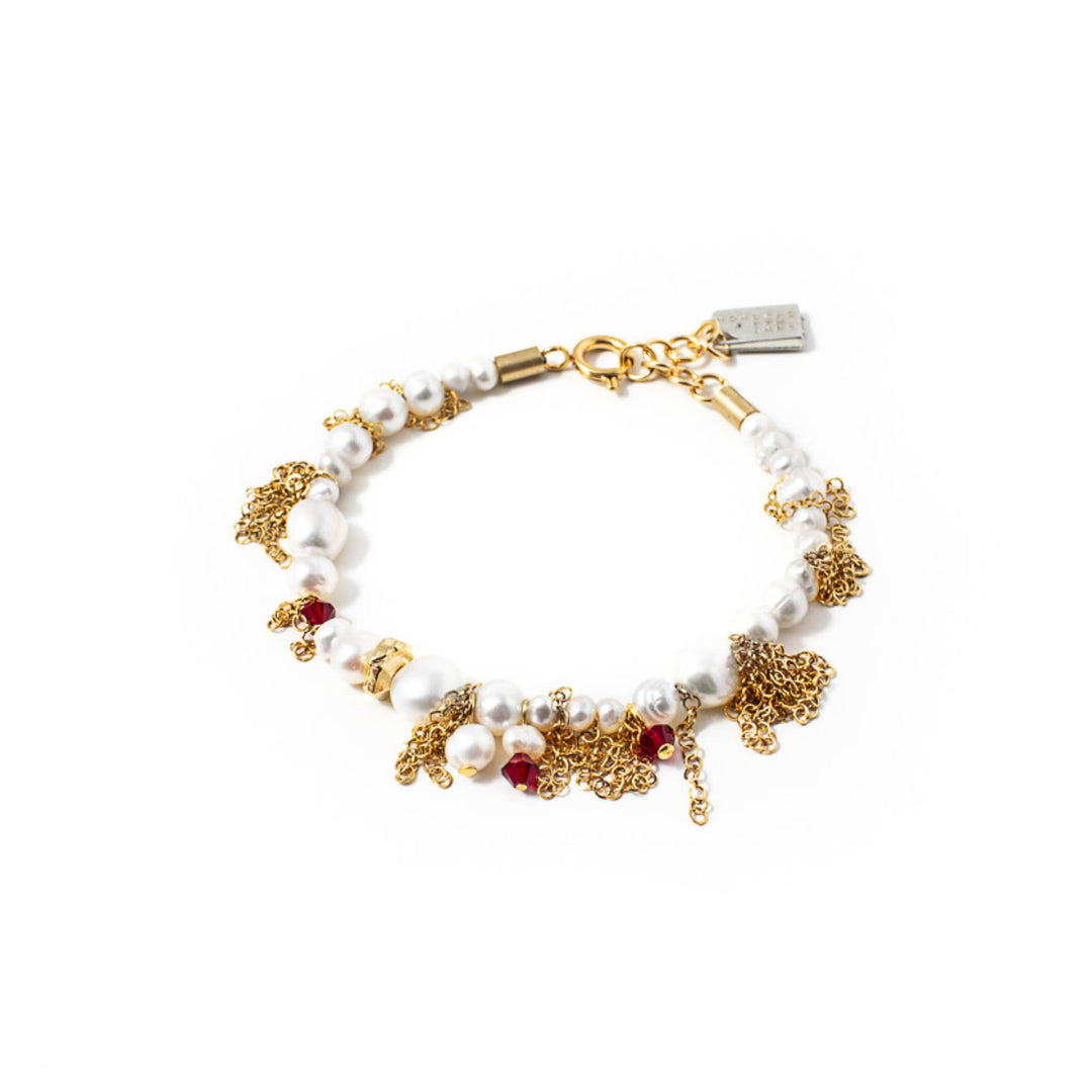 Bracelet Tiffa par Anne-Marie Chagnon doré avec chaînes, perles et billes rouges