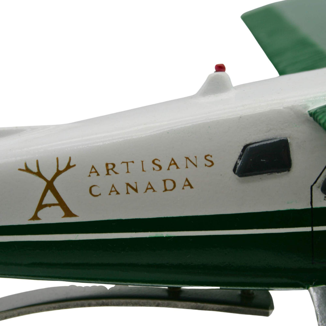Vue rapprochée du logo Artisans Canada sur le Modèle réduit d'un hydravion Beaver
