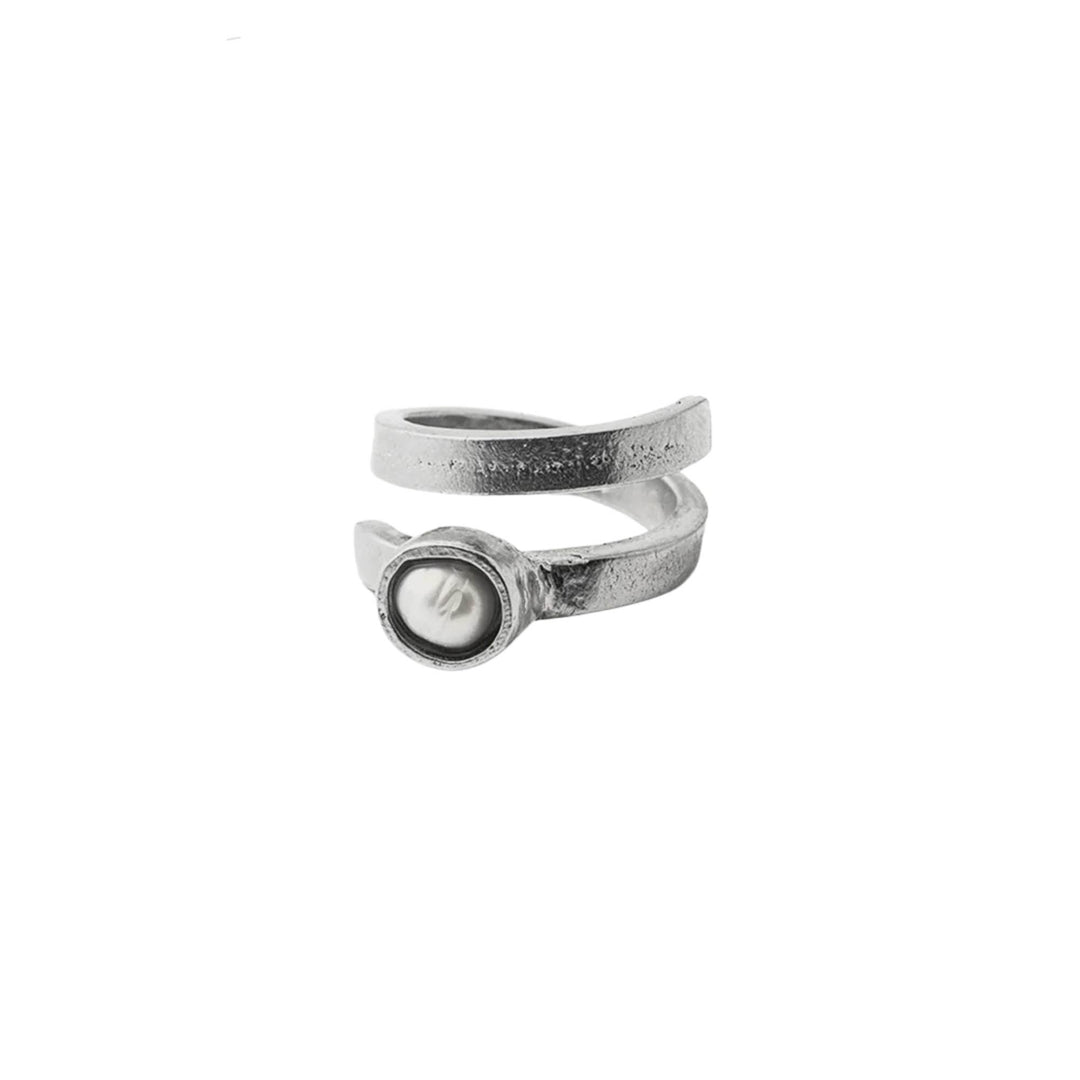Bague Beck argentée avec perle au centre par Anne-Marie Chagnon