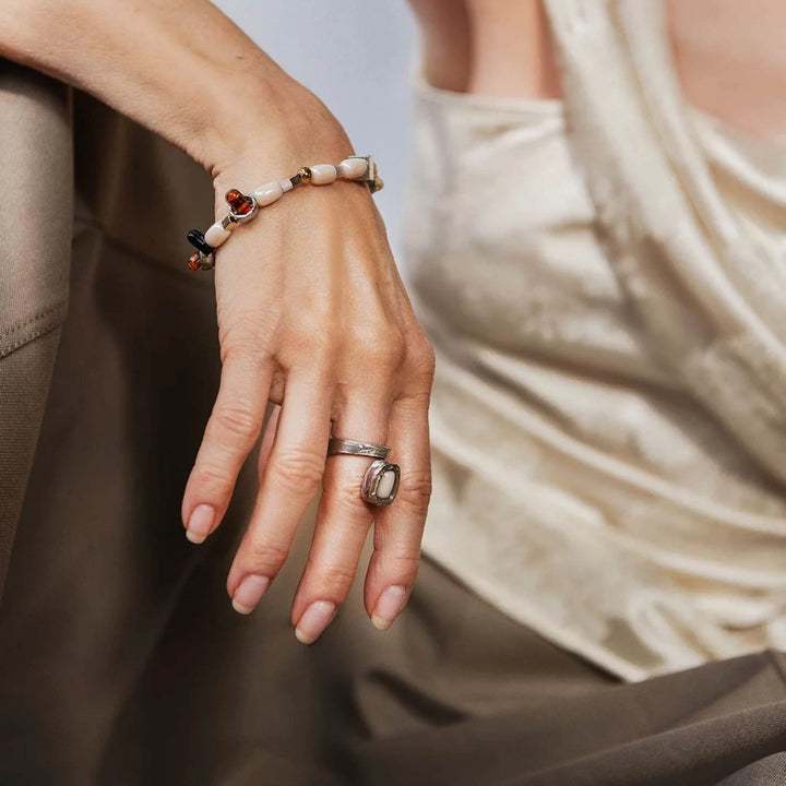 Femme portant des bijoux ANne-Marie Chagnon de la collection printemps-été 2026