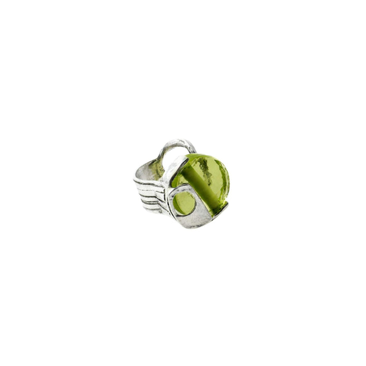 Bague Fannie avec rond vert et contour en étain par Anne-Marie Chagnon vue du côté droit