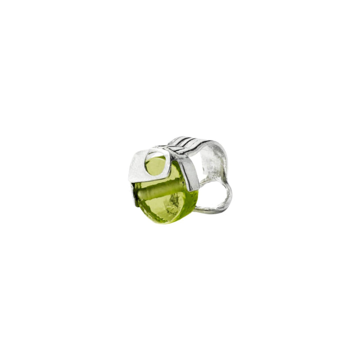 Bague Fannie avec rond vert et contour en étain par Anne-Marie Chagnon vue du côté gauche