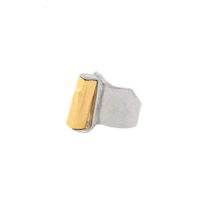 Bague Ogma argentée avec rectangle doré sur le devant par Anne-marie Chagnon vue de côté