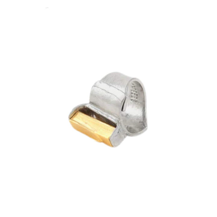 Bague Ogma argentée avec rectangle doré sur le devant par Anne-marie Chagnon couchée