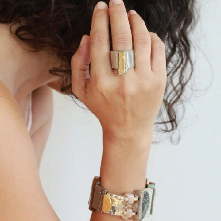 Femme portant une bague Ogma et un bracelet par Anne-Marie Chagnon
