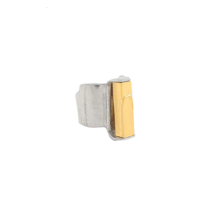 Bague Ogma argentée avec rectangle doré sur le devant par Anne-marie Chagnon vue de 3/4