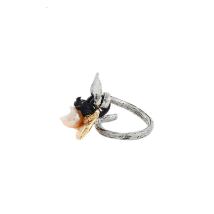 Bague Orion agrnetée et dorée par Anne-Marie Chagnon avec perle vue de derrière