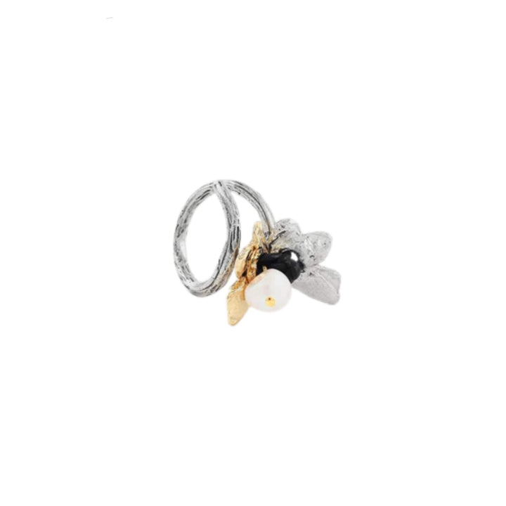 Bague Orion agrnetée et dorée par Anne-Marie Chagnon avec perle vue de devant
