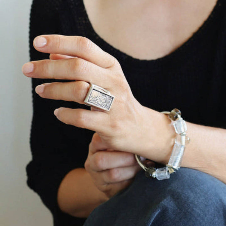 Femme portant une Bague argentée rectangulaire en étain par Anne-Marie Chagnon