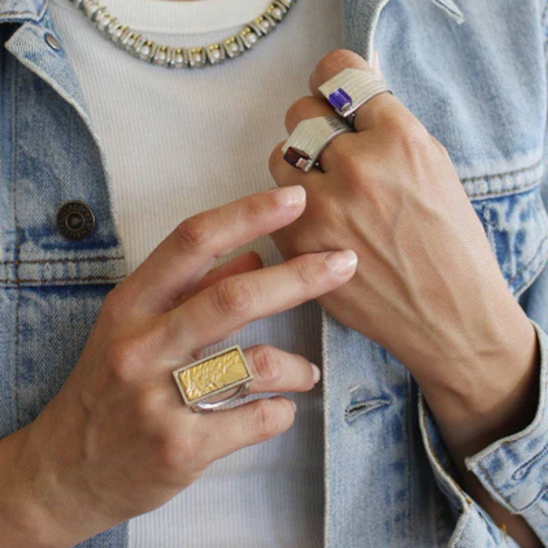 Femme portant des Bagues rectangulaire en étain par Anne-marie Chagnon