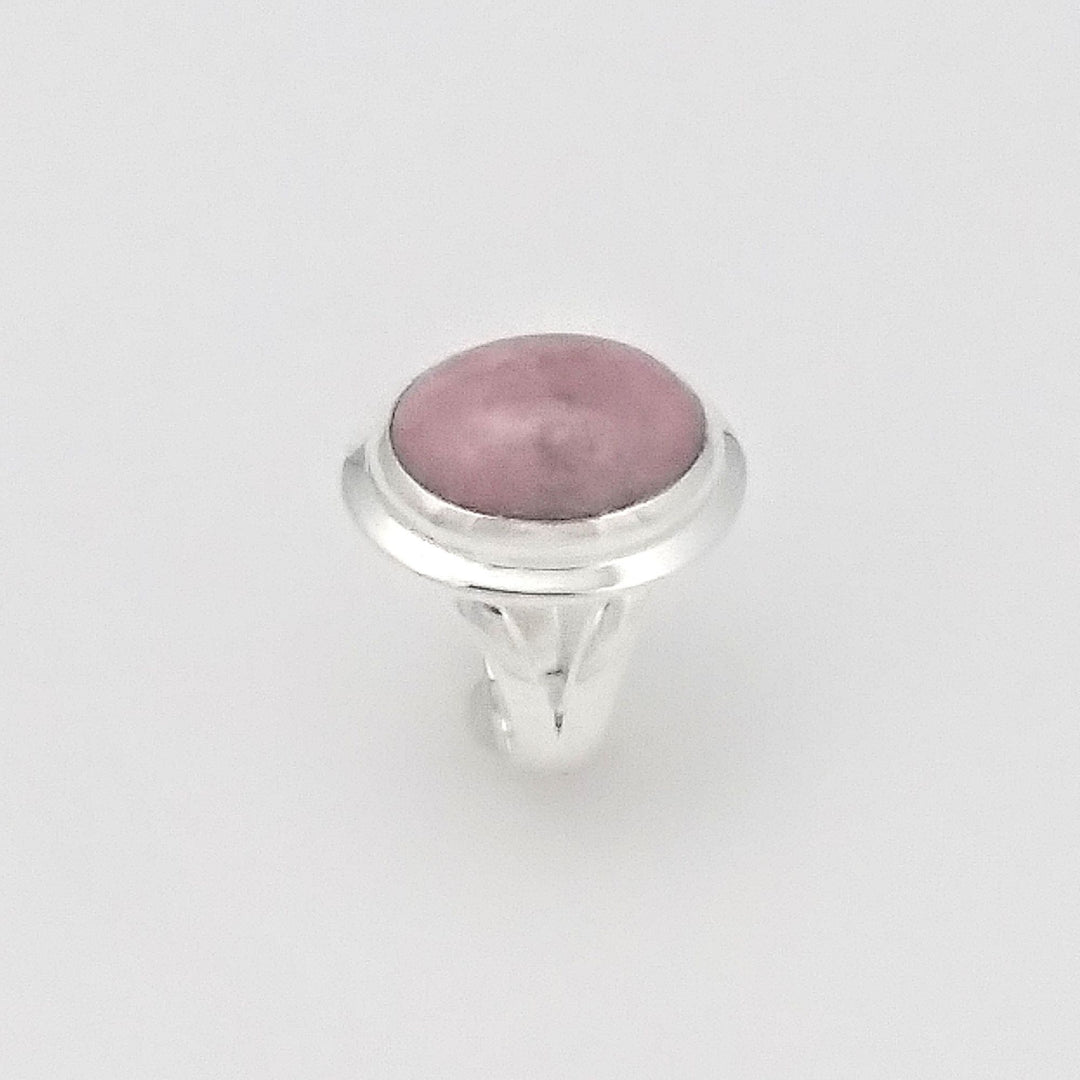 Bague argentée avec pierre de couleur rose pâle