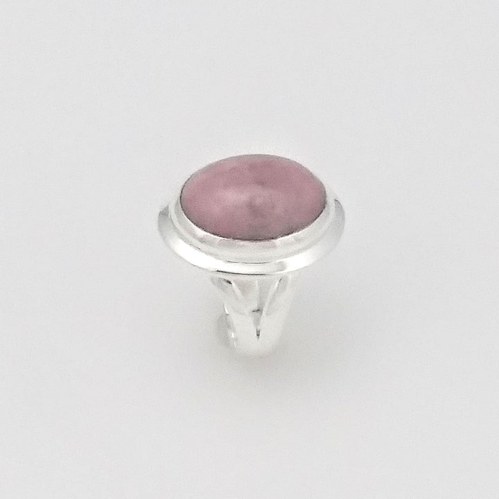 Bague argentée avec pierre de couleur rose pâle