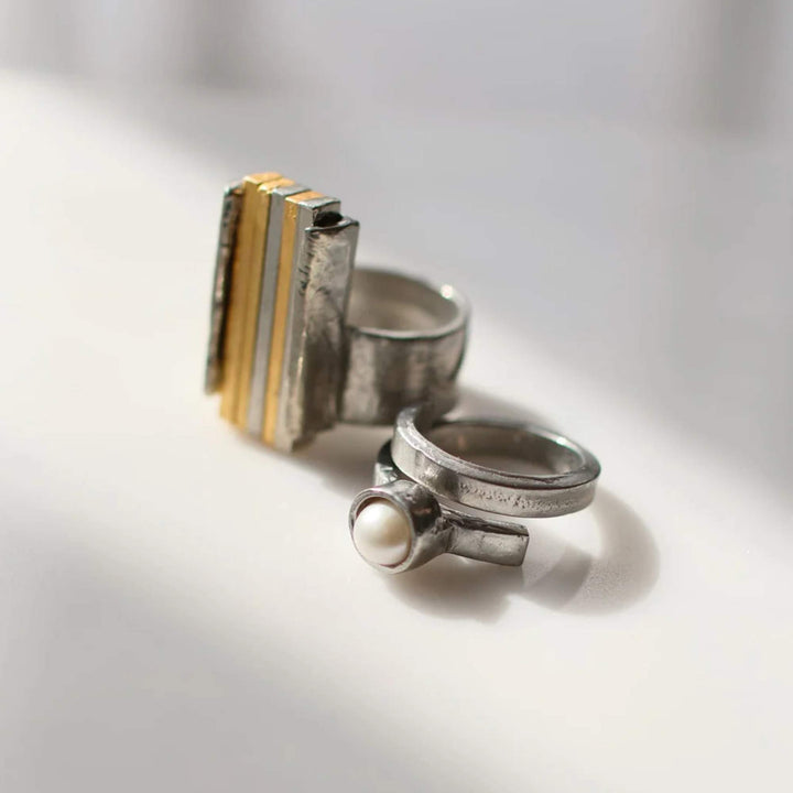 Bague Sunny rectangulaire avec une autre bague argentée par Anne-Marie Chagnon