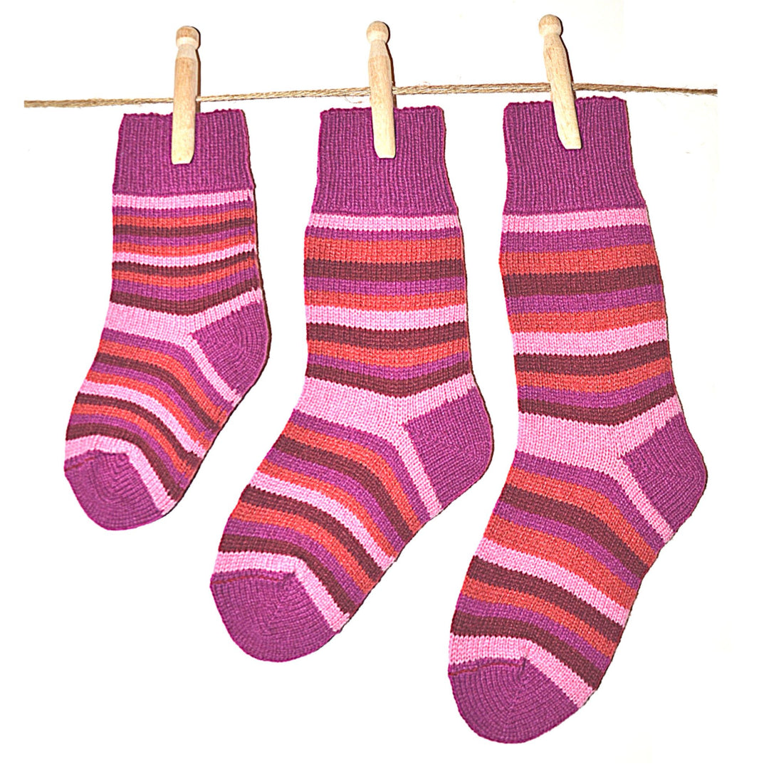 Trois bas suspendus en laine ligné avec teintes de rose Bas de laine et mot coquin pour enfant