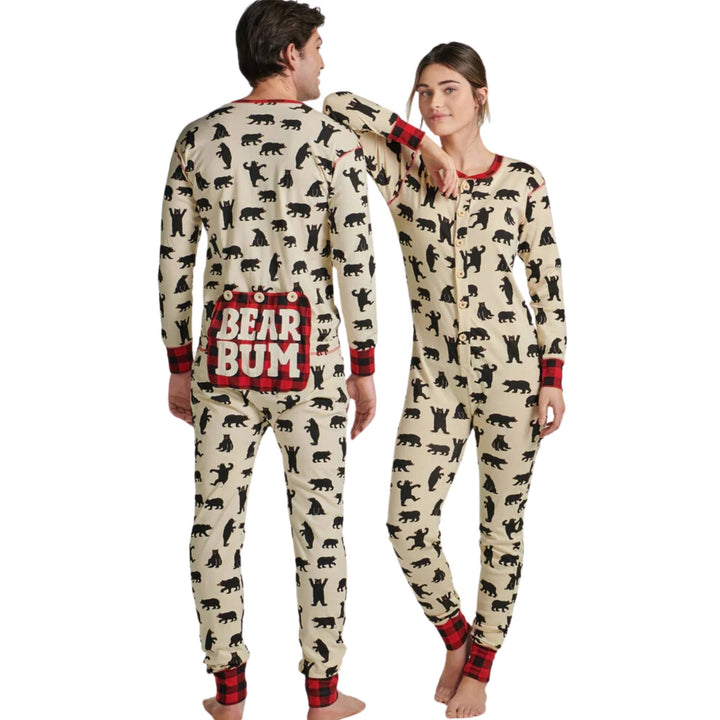 Couple portant des pyjamas assortis Bear bum par Little Blue House