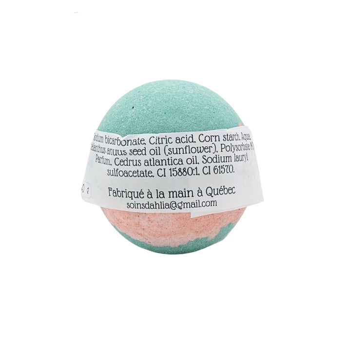 Bombe de bain verte par Dahlia Cèdre et baies vue de derrière