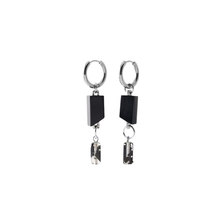 Boucles d'oreilles rectangulaires avec angle noires et morceau de verre suspendu par Anne-marie Chagnon