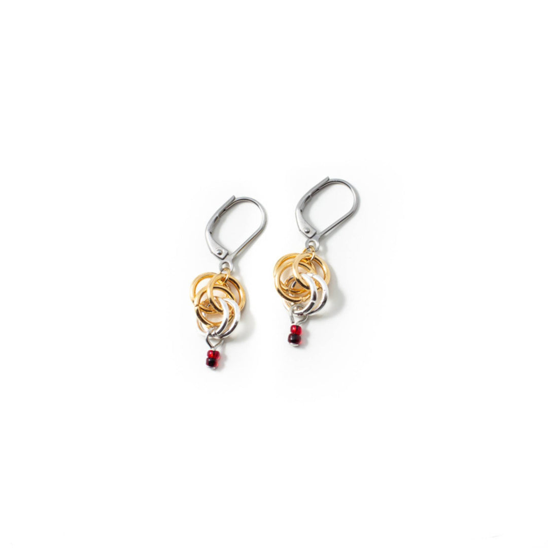Boucles d'oreilles Anne-Marie Chagnon Bime avec anneaux entrelacés dorés et argentés avec billes rouges