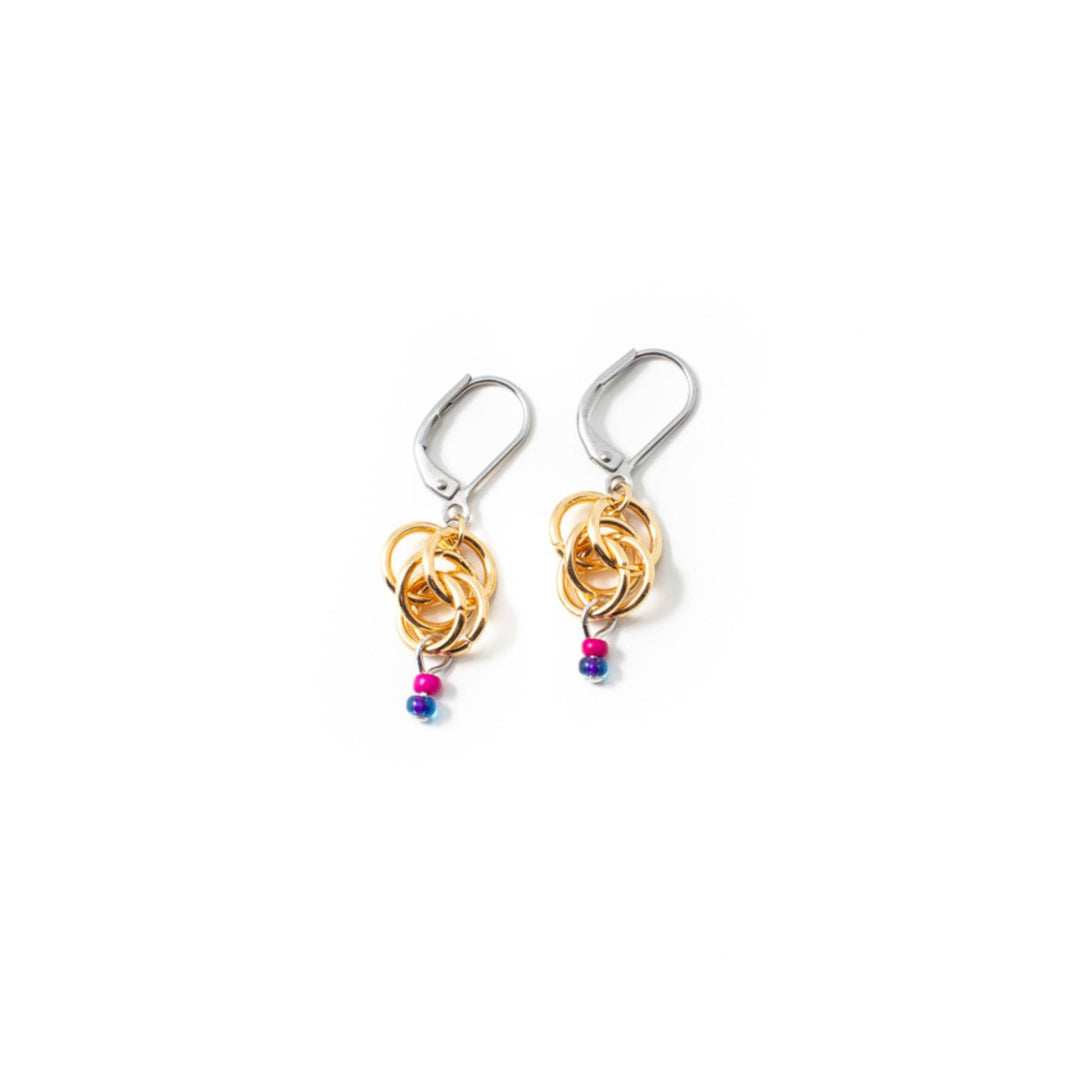 Boucles d'oreilles Anne-Marie Chagnon Bime avec anneaux entrelacés dorés et billes roses et bleues