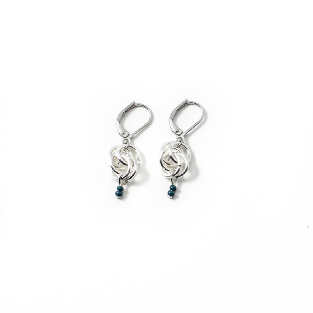 Boucles d'oreilles Anne-Marie Chagnon Bime avec anneaux entrelacés argentés et billes turquoises