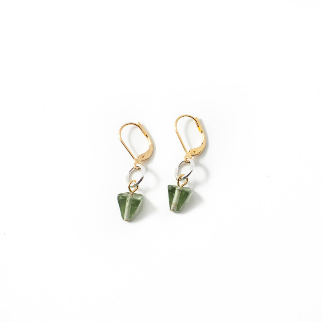 Boucles d'oreilles Anne-Marie Chagnon boba avec charnières dorées et pyramide de verre verte suspendue