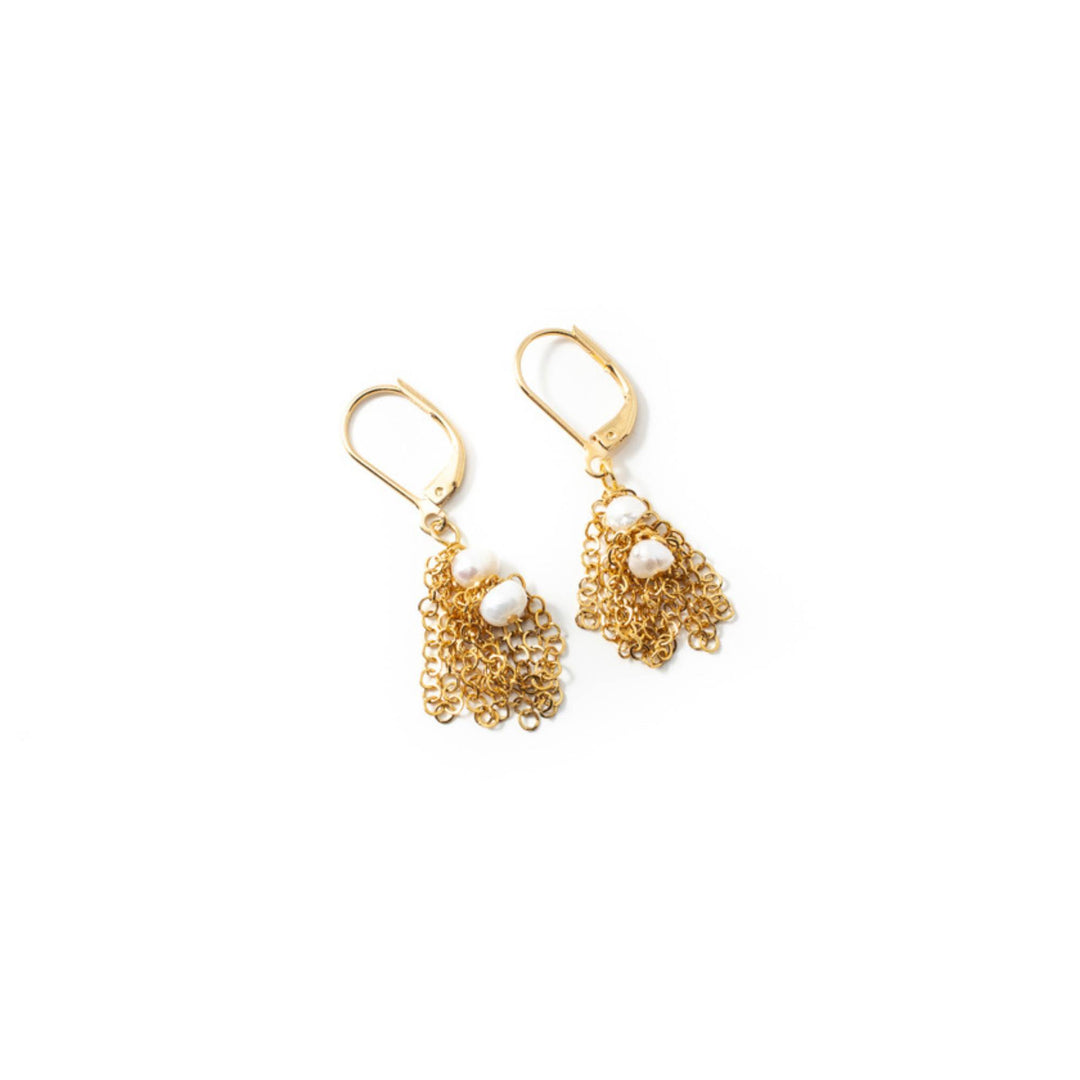 Boucles d'oreilles anne-marie Chagnon Cabaey dorées avec chaîne suspendue et perle