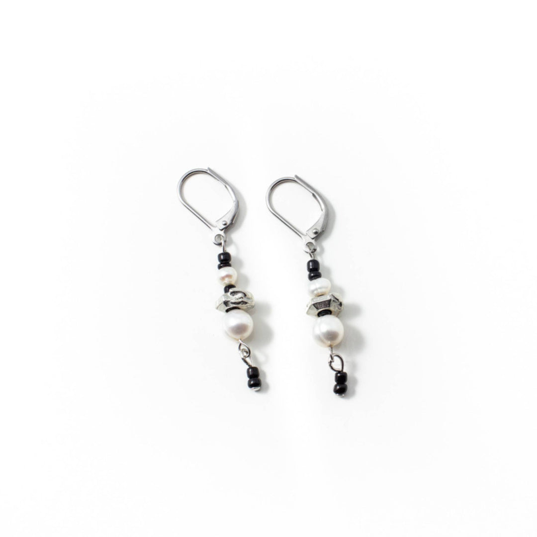 Boucles d'oreilles Anne-Marie Chagnon Dapi pendantes avec perles et billes noires et grises