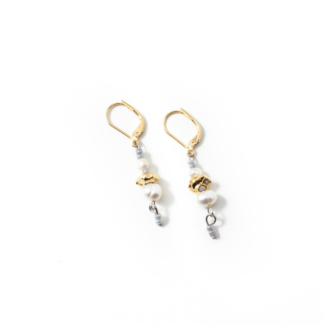 Boucles d'oreilles Anne-Marie Chagnon Dapi dorées pendantes avec perles et billes grises avec morceau d'étain doré