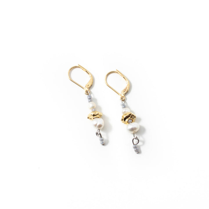 Boucles d'oreilles Anne-Marie Chagnon Dapi dorées pendantes avec perles et billes grises avec morceau d'étain doré