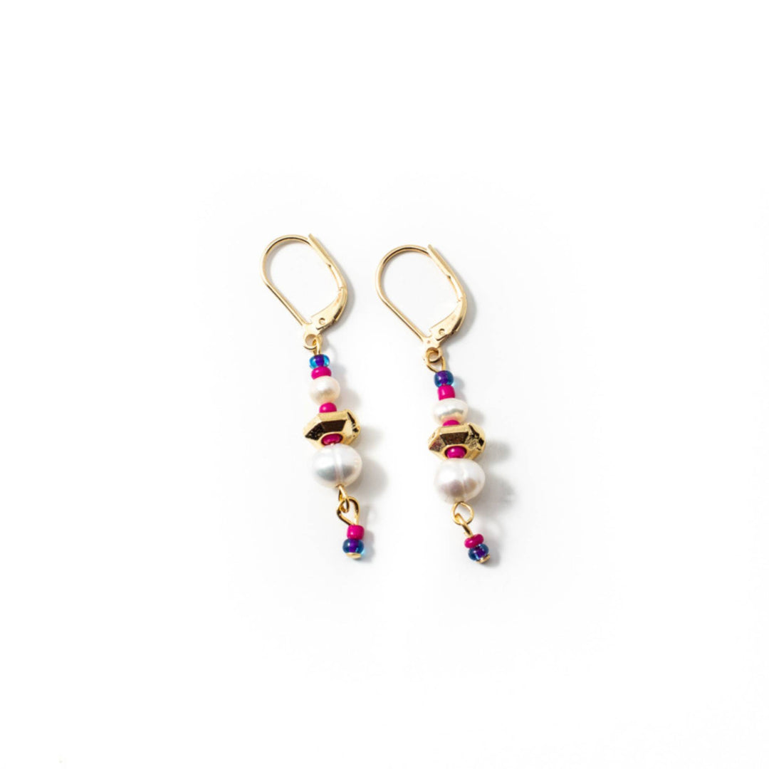 Boucles d'oreilles Anne-Marie Chagnon Dapi pendantes et dorées avec perles, morceaux dorés et billes roses et bleues