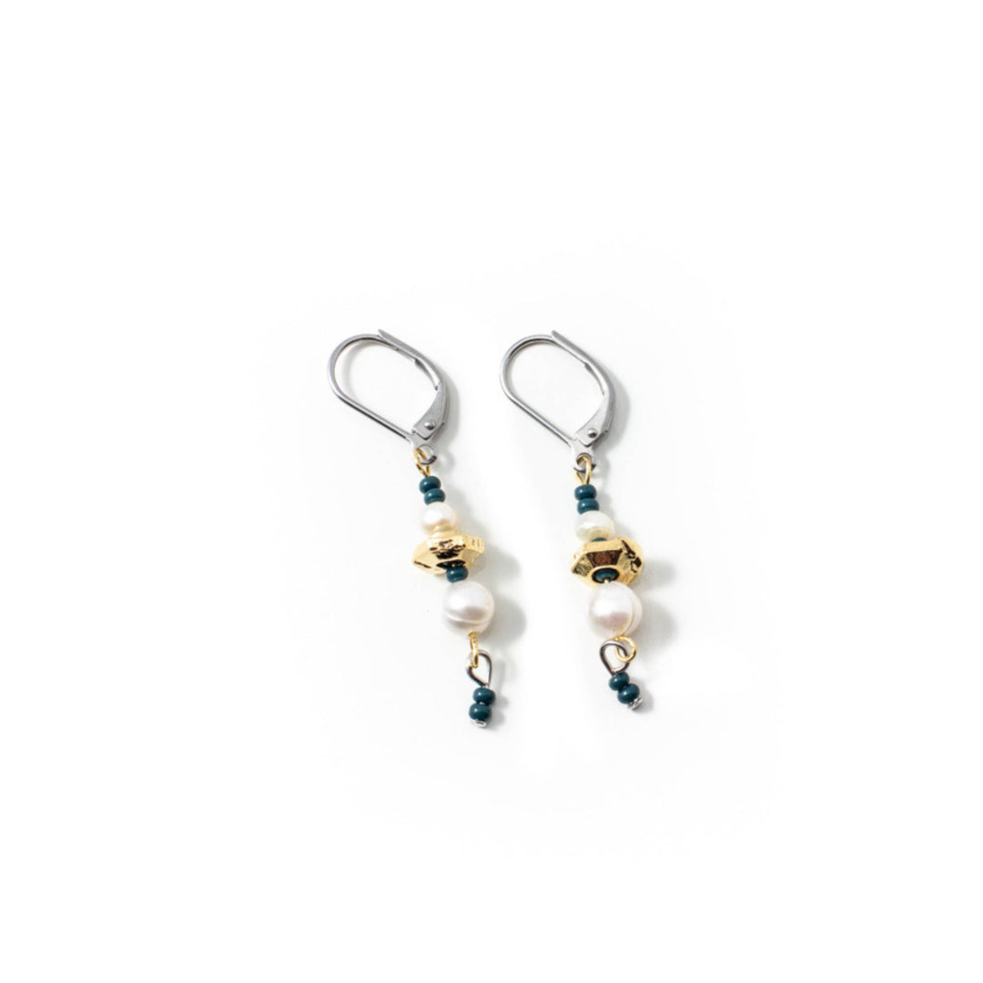 Boucles d'oreilles Anne-Marie Chagnon Dapi pendantes et argentées avec perles, morceaux dorés et billes turquoises