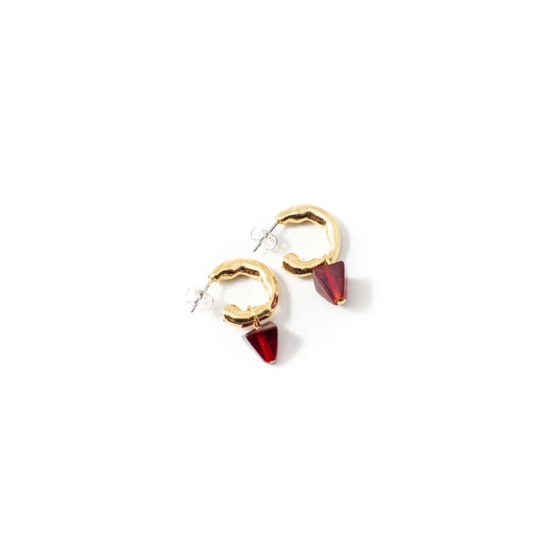 Boucles d'oreilles Anne-Marie Chagnon Enom avec anneaux dorés et pierres triangulaires rouges