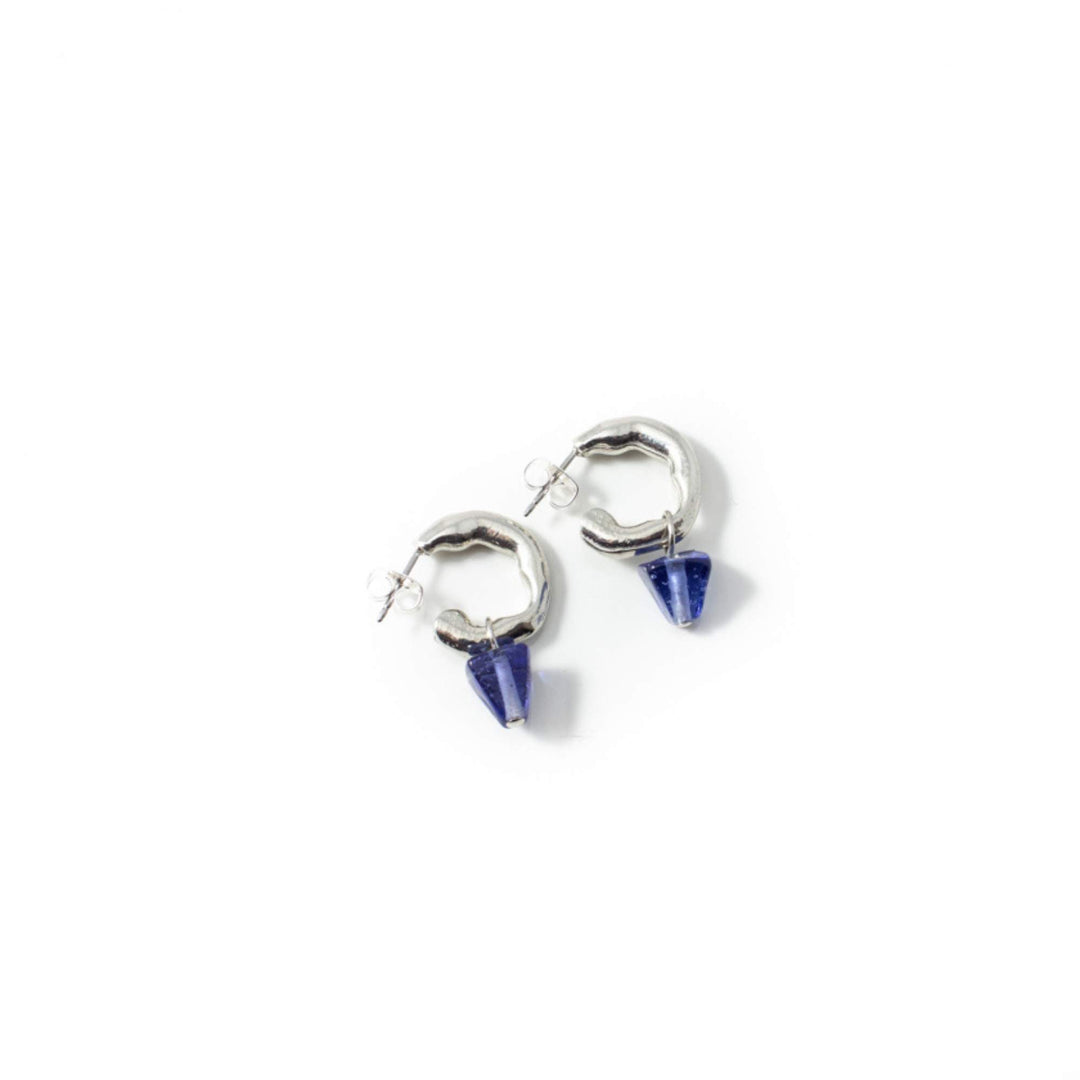 Boucles d'oreilles Anne-Marie Chagnon Enom avec anneaux argentés et pierres triangulaires bleues